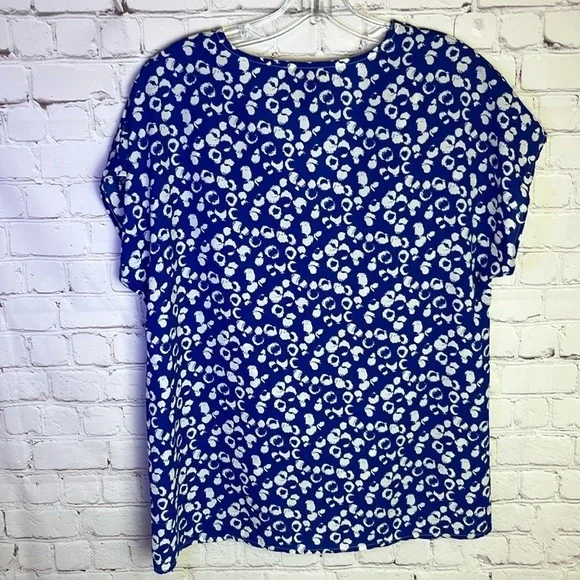 W5 Blue and White Print Short Sleeve Twist Front Top - Picture 7 of 9